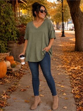 HALARA Relaxed V-Neck Short Sleeve Top in Olive